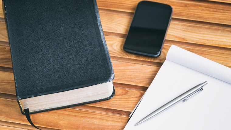 10 Good reasons to dump your phone for a Bible
